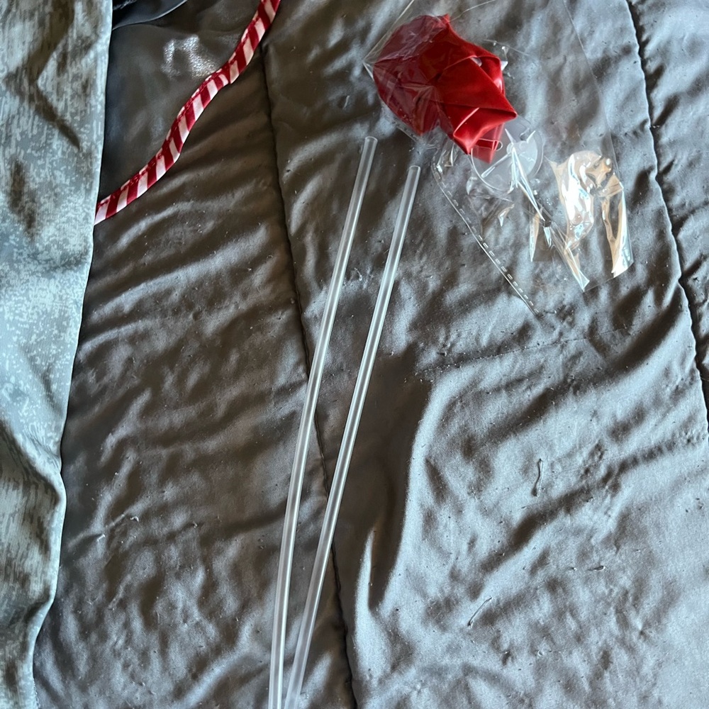 Spirit Halloween Pennywise Costume - Picture 4 of 6